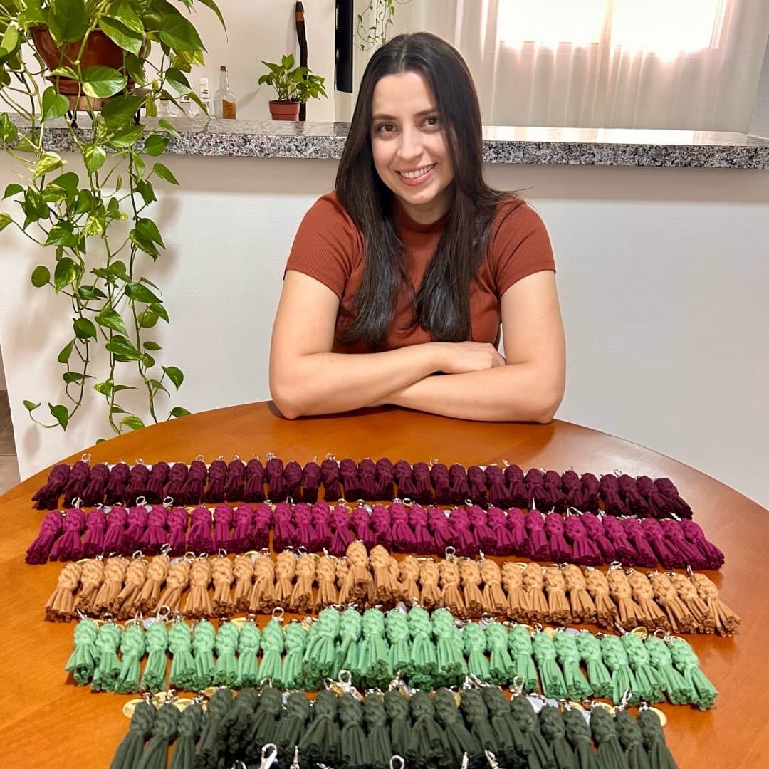 Grazi Moraes com sua coleção de chaveiros de macramê coloridos